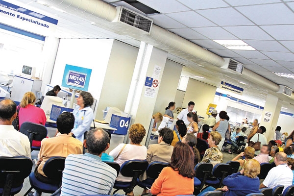 Setor de atendimento para aposentados no INSS: idosos continuam sendo alvos de espertalhões